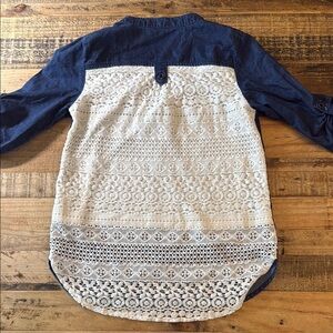 Girls ultra soft cotton shirt w lace back size M (8/10)